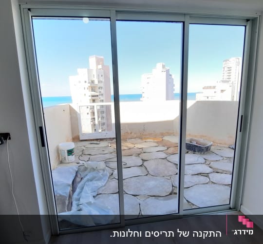 דלת הזזה מאלומיניום עם נוף לים